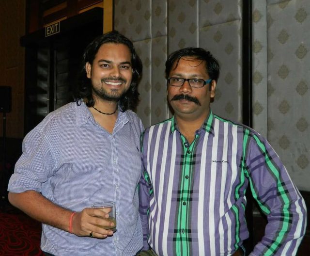 ऑस्कर रेड कार्पेट: जहां फैशन कहानी बन जाता है

2026 के एकेडमी अवार्ड्स के रेड कार्पेट ने एक बार फिर साबित कर दिया कि फैशन सिर्फ कपड़ों तक सीमित नहीं है, बल्कि यह कहानी कहने, पहचान और सांस्कृतिक अभिव्यक्ति का माध्यम है।

इस साल के कई शानदार लुक्स में से, राहुल मिश्रा ऑफिशियल का #ReiAmi के लिए बनाया गया लुक मुझे बेहद गर्व से भर गया।

पिछले कुछ वर्षों में राहुल की यात्रा को देखना मेरे लिए बेहद मायने रखता है। मुझे आज भी वो शुरुआती दिन याद हैं जब #LakméFashionWeek के सहयोग से #GenNext समय उनका और मेरा एक-दूसरे से जुड़ा था। यह उभरते हुए डिजाइनरों को एक मंच देने का एक अवसर था, और राहुल तब भी अपनी स्पष्ट सोच और कला के प्रति समर्पण के लिए जाने जाते थे।

आज, दुनिया के सबसे प्रतिष्ठित मंचों में से एक पर उनके काम को देखना बेहद संतोषजनक है। उनके डिजाइनों में न केवल असाधारण कलात्मकता है, बल्कि भारतीय शिल्प कौशल, धैर्य और प्रामाणिकता की कहानी भी झलकती है।

ऐसे क्षण हमें याद दिलाते हैं कि युवा प्रतिभाओं को पोषित करना क्यों महत्वपूर्ण है। 

राहुल, आपको वैश्विक मंच पर चमकते देखना हममें से कई लोगों के लिए गर्व की बात है। यह सफर जारी है—और इसे देखना एक खूबसूरत अनुभव है।

#ऑस्कर #फैशन #भारतीयडिजाइन #शिल्प #राहुलमिश्रा #फैशनलीडरशिप